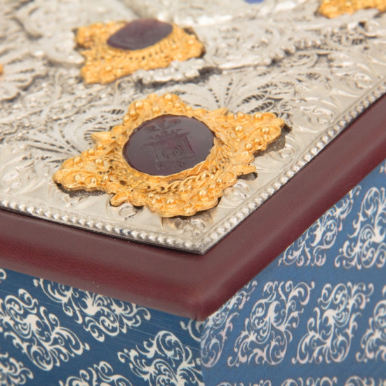 Подарункове видання "Козацька Україна: печатки, герби, знаки та емблеми кінця XV-XVIII ст." із посрібленим декором з позолоченими елементами та інкрустацією сердоліками у формі печаток