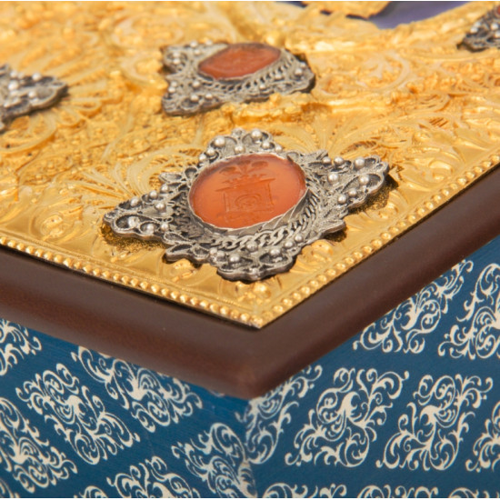 Подарункове видання "Козацька Україна: печатки, герби, знаки та емблеми кінця XV-XVIII століть" у коштовному декорі з позолотою з інкрустацією та емалями 