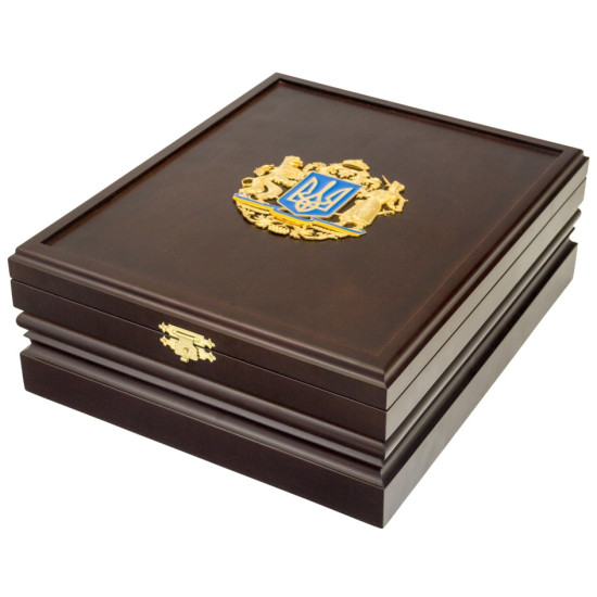 Подарункове видання киги "Козацька Україна" з ювелірним декором та сердоліковими печатками у дерев'яному футлірі