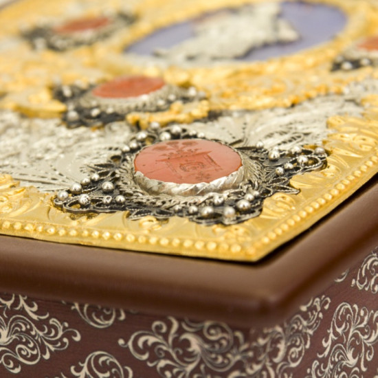 Подарункове видання киги "Козацька Україна" з ювелірним декором та сердоліковими печатками у дерев'яному футлірі