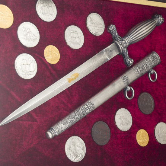 Колаж "Кортик та кораблі" (посріблені та позолочені репліки кортика та монет)