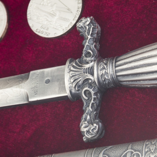 Колаж "Кортик та кораблі" (посріблені та позолочені репліки кортика та монет)