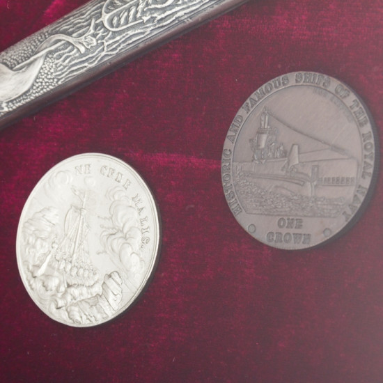 Колаж "Кортик та кораблі" (посріблені та позолочені репліки кортика та монет)