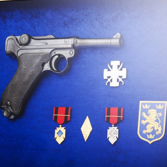 Сувенір "Пістолет Парабелум з нагородами УПА"