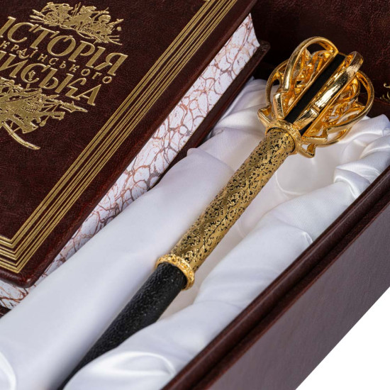 Книга Історія Українського війська та Булава (пернач) у футлярі 