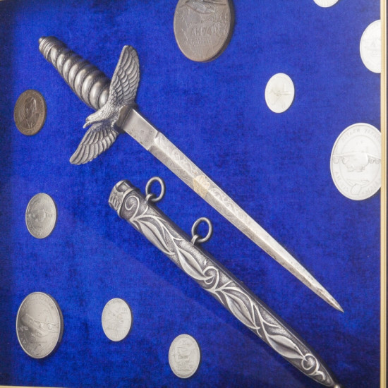 Композиція "Кортик та літаки" (посріблені репліки кортика, монет та медалей)