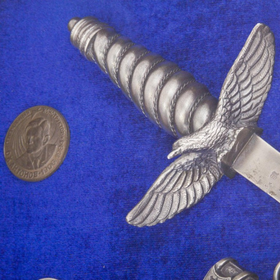 Композиція "Кортик та літаки" (посріблені репліки кортика, монет та медалей)