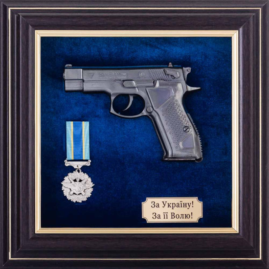 Сувенір "Пістолет Форт та нагороди"