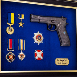 Сувенір "Пістолет Форт з нагородами"