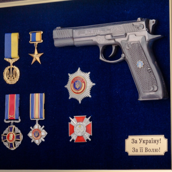 Сувенір "Пістолет Форт з нагородами"