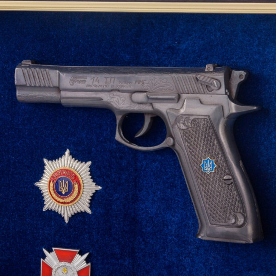 Сувенір "Пістолет Форт з нагородами"