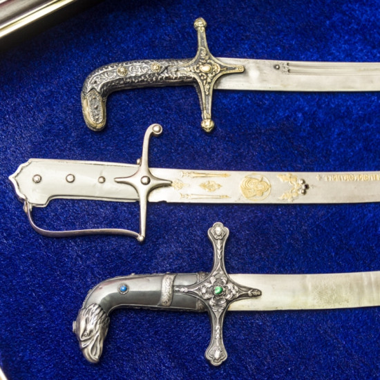 Історичний подарунок з репліками шабелі Івана Мазепи, шаблі кінця XVII-XVIII ст. (Персія) та шаблі XVIII ст. Річ Посполитої