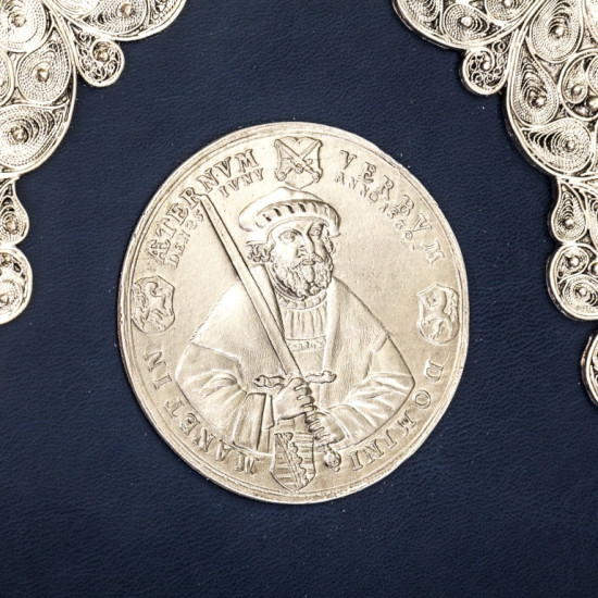 Подарункове видання  "48 законів влади" Роберт Грін з реплікою срібної медалі та посрібленим ювелірним декором