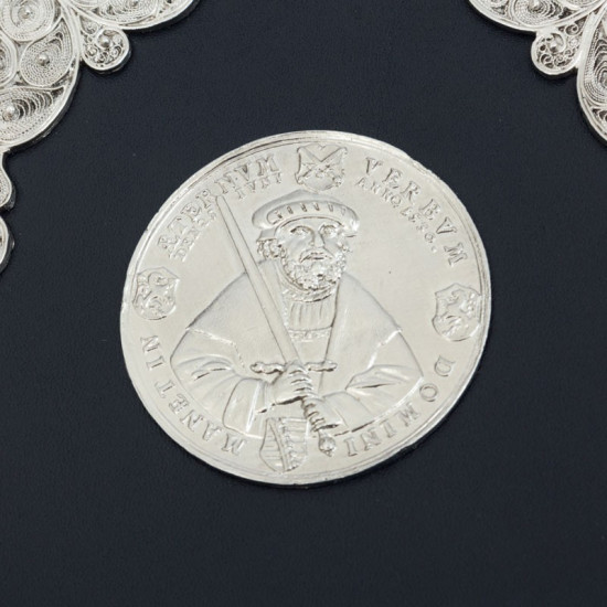 Подарункове видання  "48 законів влади"  з реплікою срібної медалі та позолоченим і посрібленим ювелірним декором з емалями