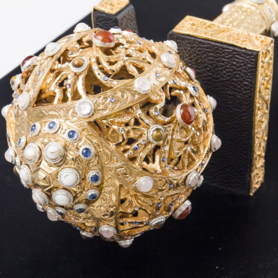 Булава з ювелірним декором та інкрустацією дорогоцінним камінням у подарунковому футлярі