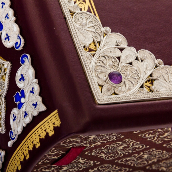 Подарункове видання «Ілюстрована історія України»  Грушевський М.С. з ювелірним декором та інкрустацією дорогоцінним камінням в дерев'яному футлярі