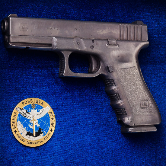 Сувенір "Пістолет Glock та емблема Військова розвідка України"