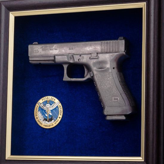 Сувенір "Пістолет Glock та емблема Військова розвідка України"