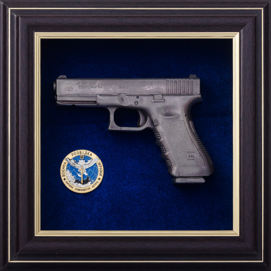 Сувенір "Пістолет Glock та емблема Військова розвідка України"