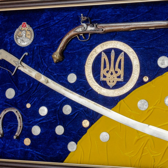 Панно "Україна - козацька держава" з репліками шаблі І. Мазепи та козацького пістоля