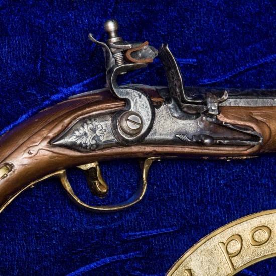 Панно "Україна - козацька держава" з репліками шаблі І. Мазепи та козацького пістоля