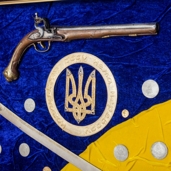 Панно "Україна - козацька держава" з репліками шаблі І. Мазепи та козацького пістоля
