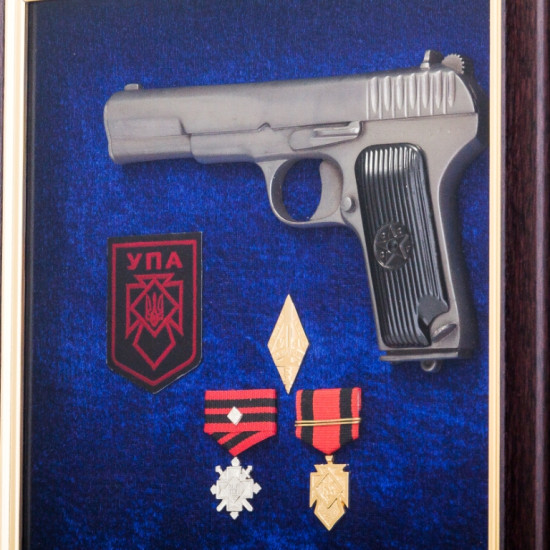 Сувенір "Пістолет ТТ та емблема УПА з нагородами"