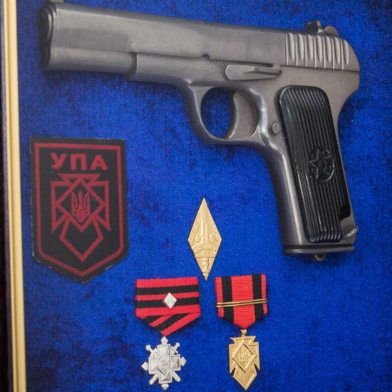 Сувенір "Пістолет ТТ та емблема УПА з нагородами"