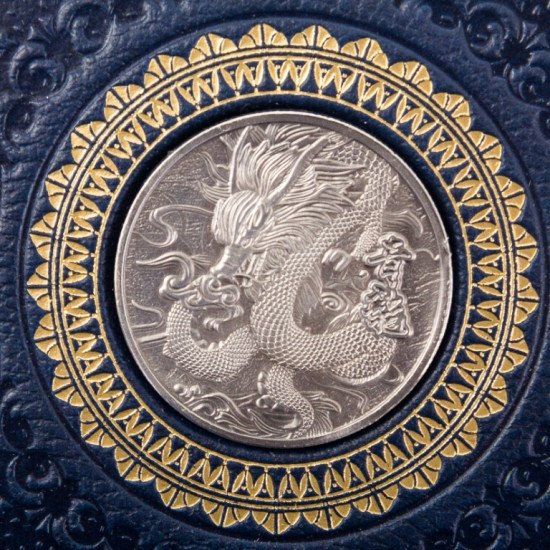 Подарункове видання "Велика книга військової мудрості" з посрібленою копією китайської монети "Лазурний дракон"