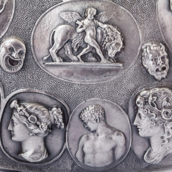 Щит з Медузою-Горгоною та камеями. (Музейна репліка. Мідь, сріблення)