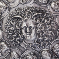 Щит з Медузою-Горгоною та камеями. (Музейна репліка. Мідь, сріблення)