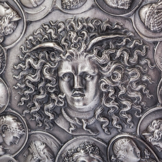 Щит з Медузою-Горгоною та камеями. (Музейна репліка. Мідь, сріблення)