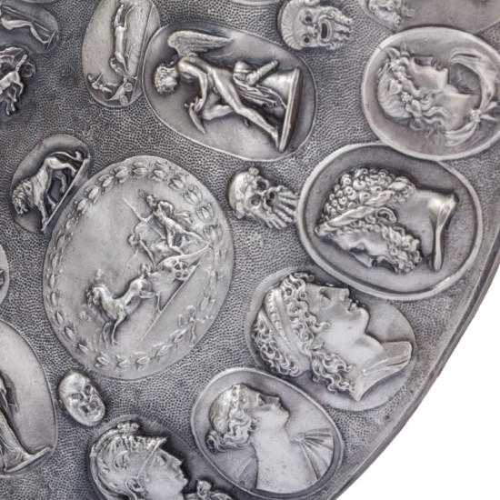 Щит з Медузою-Горгоною та камеями. (Музейна репліка. Мідь, сріблення)