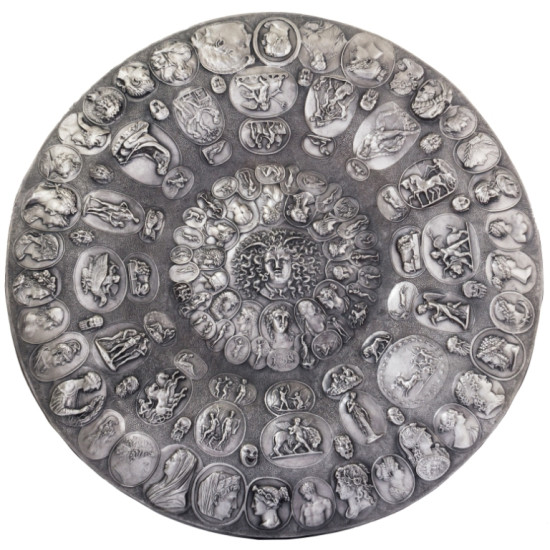 Щит з Медузою-Горгоною та камеями. (Музейна репліка. Мідь, сріблення)