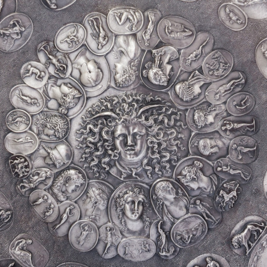 Щит з Медузою-Горгоною та камеями. (Музейна репліка. Мідь, сріблення)