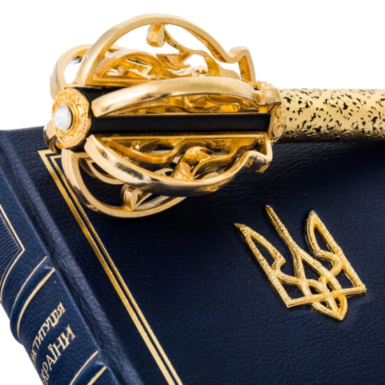 Подарункове видання книги "Конституція України", прикрашеної металевим Тризубом з позолотою з позолоченою реплікою пернача в подарунковій коробці