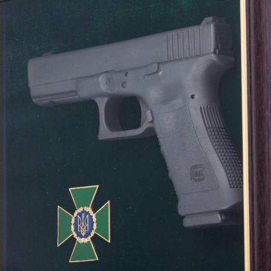 Сувенір "Пістолет Glock та емблема "Державна прикордонна служба України" (мідь, позолота, емалі)