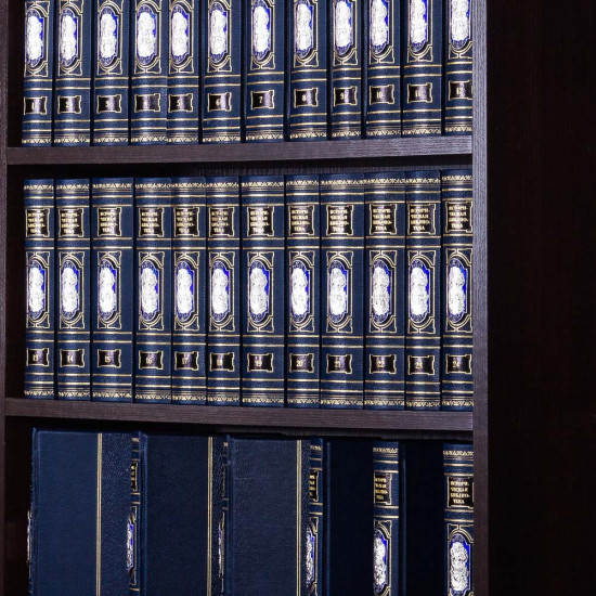  Історична бібліотека в 30 томах в шкірі з посрібненими накладками в емалях