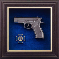 Pistolet fortowy i emblemat SB...