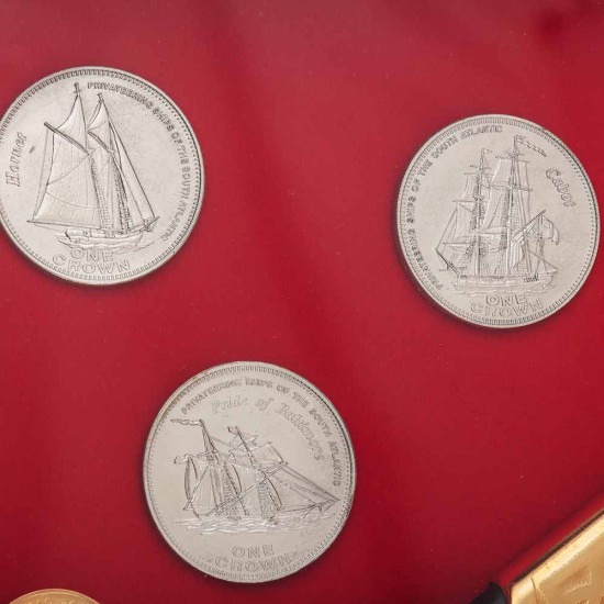 Подарунковий набір «Кортик та кораблі» з репліками кортика та колекційних монет.