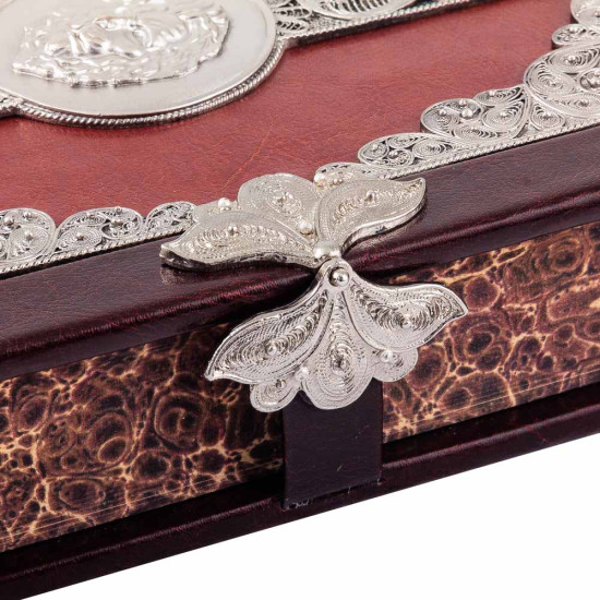 Подарункове видання книги "Мудрість лідера" з посрібленим ювелірним декором