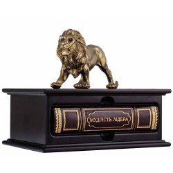 Подарункове видання книги "Мудрість лідера" в дерев'яному коробі-футлярі з фігурою лева