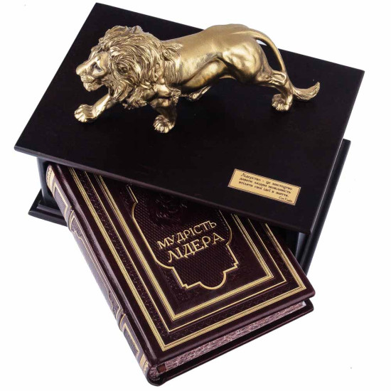 Подарункове видання книги "Мудрість лідера" в дерев'яному коробі-футлярі з фігурою лева