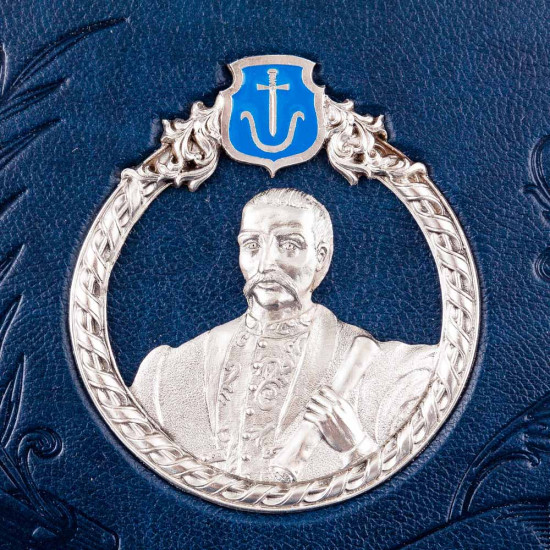 Подарункове видання книги "Перша Конституція України гетьмана Пилипа Орлика" у дерев'яному футлярі з портретом гетьмана