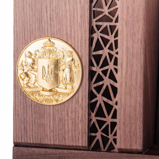 Дерев'яна підставка під телефон з кабінетним аксесуаром, декорованим позолоченим гербом у подарунковій коробці