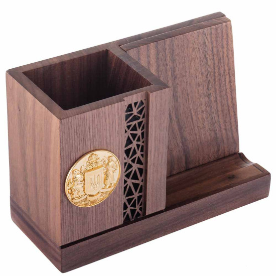 Дерев'яна підставка під телефон з кабінетним аксесуаром, декорованим позолоченим гербом у подарунковій коробці