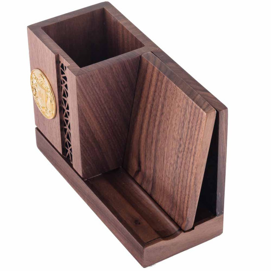 Дерев'яна підставка під телефон з кабінетним аксесуаром, декорованим позолоченим гербом у подарунковій коробці