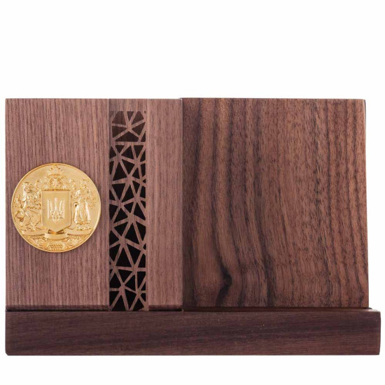 Дерев'яна підставка під телефон з кабінетним аксесуаром, декорованим позолоченим гербом у подарунковій коробці