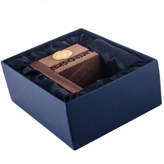 Дерев'яна підставка під телефон з кабінетним аксесуаром, декорованим позолоченим гербом у подарунковій коробці