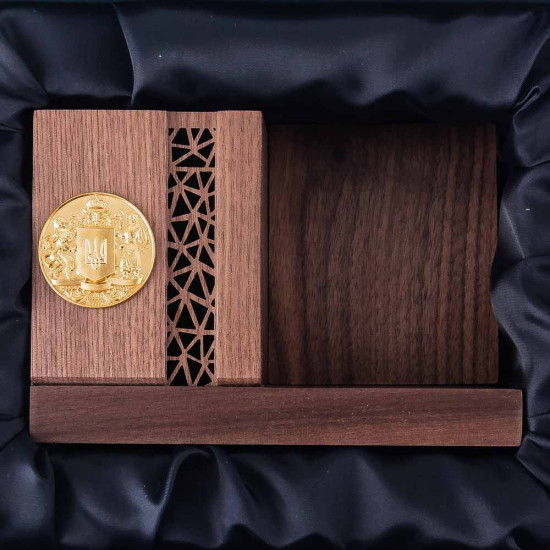 Дерев'яна підставка під телефон з кабінетним аксесуаром, декорованим позолоченим гербом у подарунковій коробці